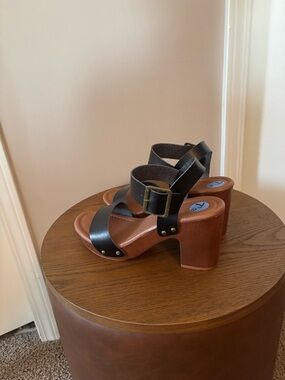 Black Strap Platform Sandals with Brown Wood-Look Heel